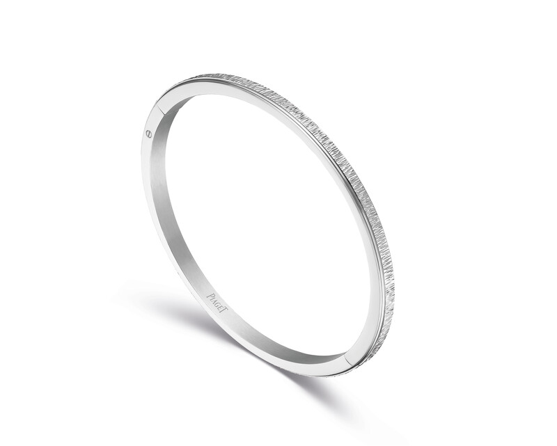 Possession 系列 18K 白金宮廷式雕刻飾紋手鐲 建議售價約 NT$241,000