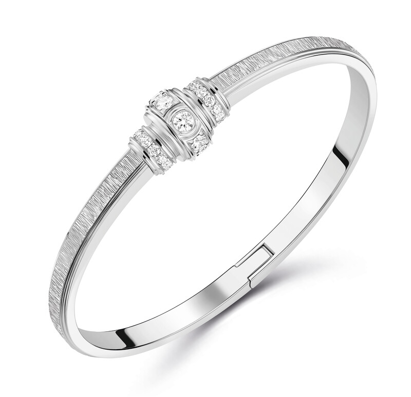 Possession 系列 18K 白金鑽石宮廷式雕刻飾紋手鐲 建議售價約 NT$720,000