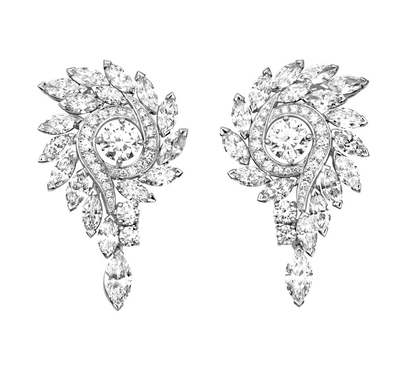 PIAGET 頂級珠寶系列 18K 白金鑽石耳環(轉換為胸針穿戴) 18K 白金、鑲嵌 2 顆 E VVS2 圓形切割美鑽,個別重約 0.8cts、84 顆花式切 割美鑽,總重約 9.22cts。