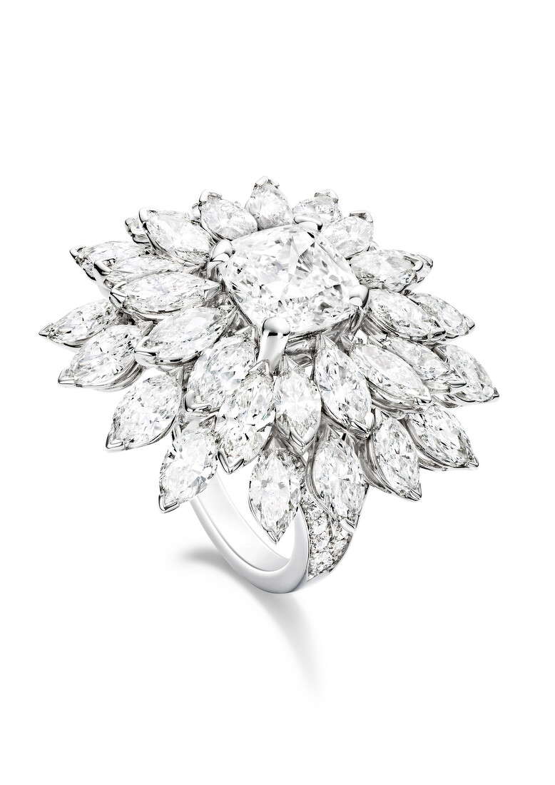 Treasures 系列 18K 白金鑽石戒指 18K 白 金 、 鑲 嵌 單 顆 枕 形 切 割 F IF 美 鑽 ， 重 約 3.15cts、 62 顆 花 式 切割美鑽，總重約 7.8cts。 建議售價約 NT$11,100,000