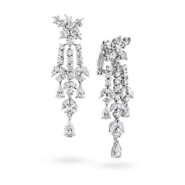 海瑞溫斯頓Diamond Cluster Chandelier鑽石耳環 18顆馬眼型切工鑽石、16顆水滴型切工鑽石及28顆圓形明亮式切工鑽石，悉心鑲嵌於鉑金底座，鑽石總重約8.74克拉。