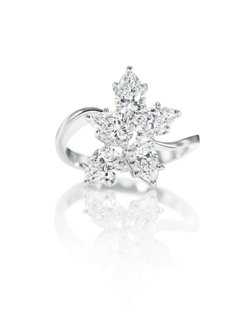 海瑞溫斯頓Winston Cluster 系列 鑽石戒指 精心挑選的5顆水滴型切工鑽石總重約1.96克拉，悉心鑲嵌於鉑金底座。