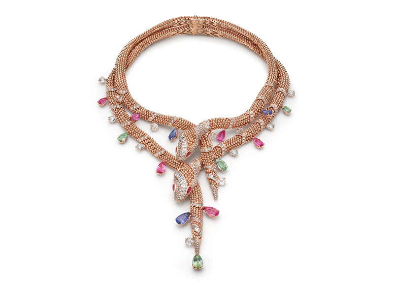 BVLGARI Serpenti系列 頂級玫瑰金彩寶與鑽石項鍊 頂級玫瑰金項鍊，鑲嵌3顆梨形切割坦桑石(總重約5.03克拉)、4顆梨形切割綠碧璽(總重約6.29克拉)、6顆梨形切割紅碧璽(總重約8.49克拉)、13顆玫瑰切割鑽石(D-G VVS-VS 總重約5.18克拉)、4顆梨形切割紅寶石(總重約0.97克拉)、41 顆階梯形切割鑽石(D-F VVS-VS 總重約3.40克拉)與密鑲鑽石(D-F IF-VVS 總重約7.65克拉)。