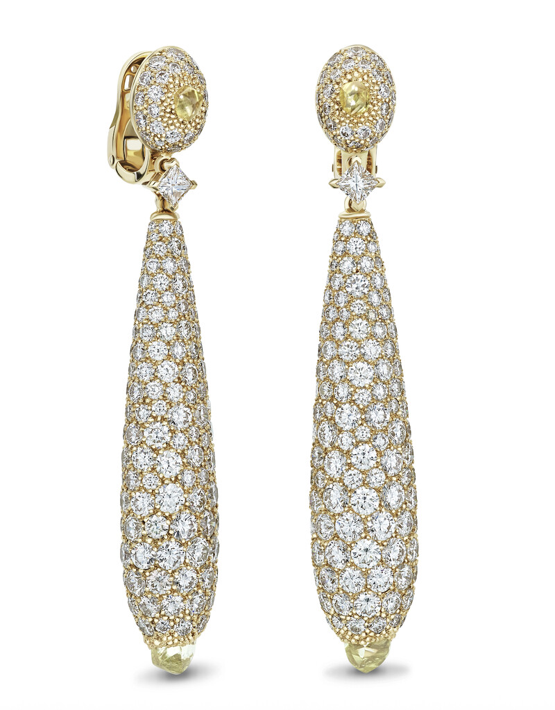 Talisman 高級珠寶18K黃金鑽石原石雞尾酒耳環 鑲嵌材質：18K黃金 鑽石總重：約20.44克拉 這款 Talisman 雞尾酒耳環令人驚嘆的設計突顯了 De Beers 標誌性的專業工藝——鑽石原石和拋光鑽石的獨特對比。密釘微鑲白鑽鑲嵌於 18K黃金，環繞著奪目動人的黃色鑽石原石，為其時尚設計增添獨特質感，營造和諧對比。耳環採用宛如淚滴般現代感的造型打造，十分引人注目。 訂價約 NT$ 2,890,000