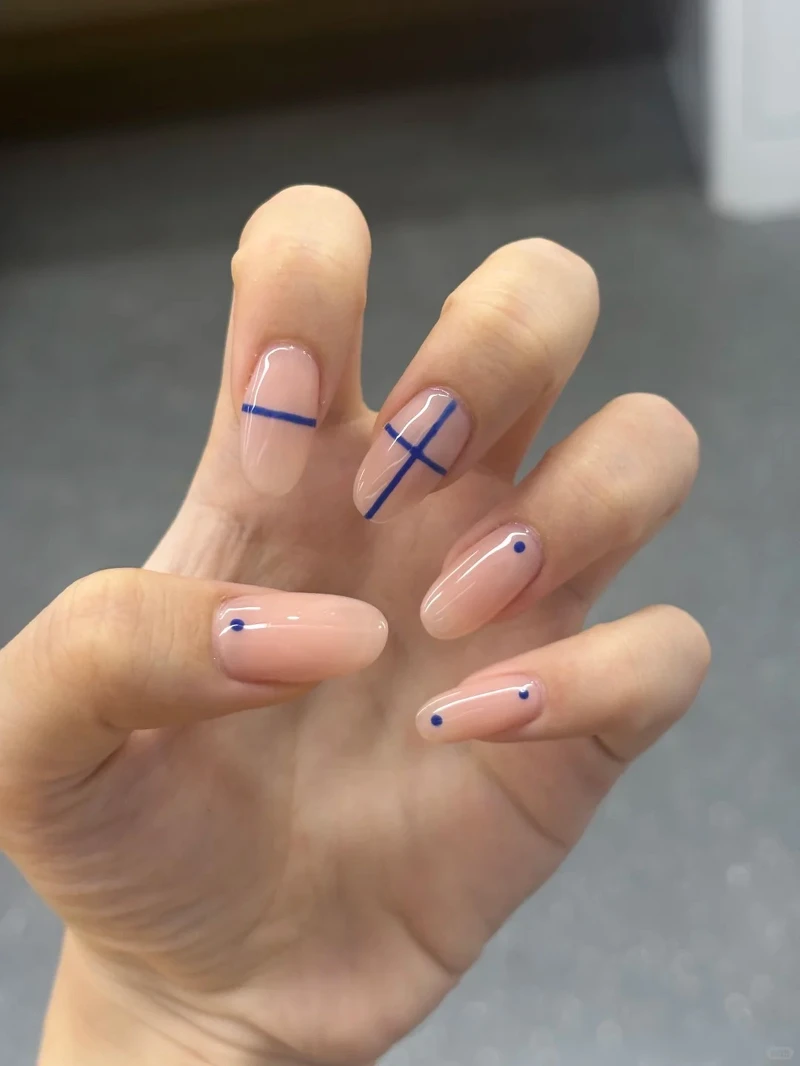 韓團CORTIS成員Seonghyeon(嚴成玹)同款線條美甲。