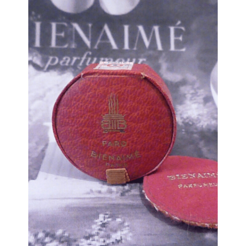 讓Cécilia Mergui決定買下Bienaimé的粉盒。 讓Cécilia Mergui決定買下Bienaimé的粉盒。