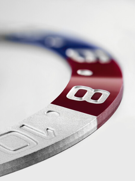 完成刻字鍍層工序後,進行紅藍雙色Cerachrom字圈的表面磨光 ©Rolex/Cédric Widmer 完成刻字鍍層工序後,進行紅藍雙色Cerachrom字圈的表面磨光 ©Rolex/Cédric Widmer