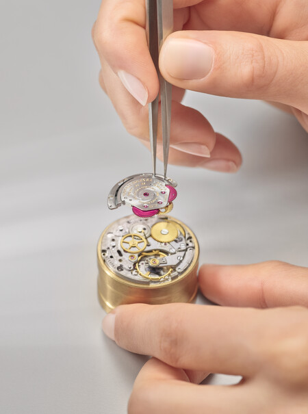 組裝1575 GMT型機芯的自動上鏈系統,GMT-Master於1965年至1983年間搭載此機芯 ©Rolex/Cédric Widmer 組裝1575 GMT型機芯的自動上鏈系統,GMT-Master於1965年至1983年間搭載此機芯 ©Rolex/Cédric Widmer