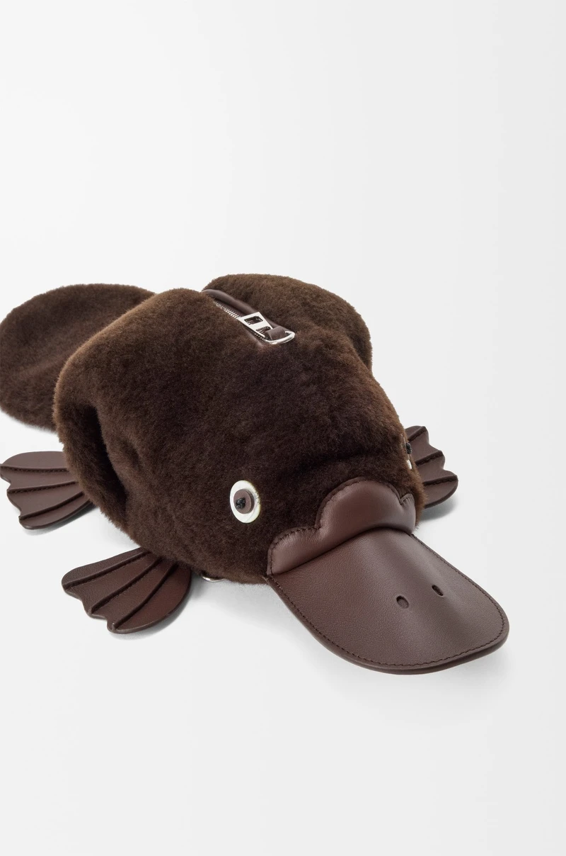 鴨嘴獸包包,NT73,000。 鴨嘴獸包包,NT73,000。