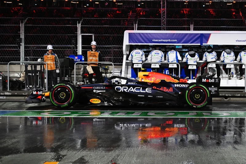 自由練習得仰賴各隊車手與工程師的現場調校。