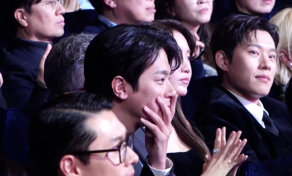 朴正民這個深情專注的眼神讓網民心動。 朴正民這個深情專注的眼神讓網民心動。