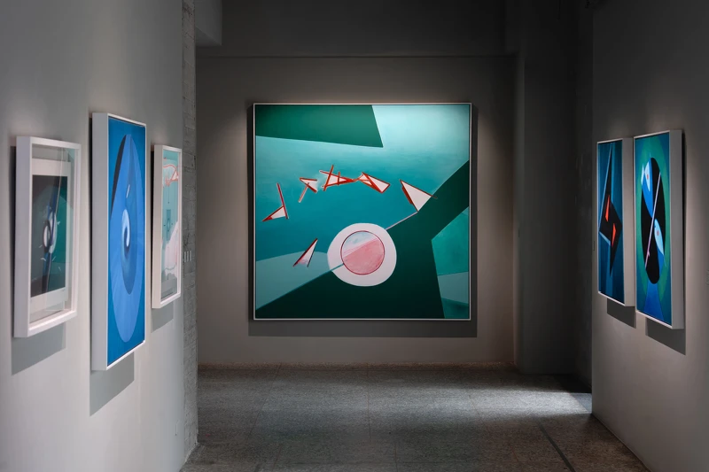 霍剛以去除多餘回到本質的「減法」,探尋形的空間意趣,善用邊線和色塊來壓縮、扭轉空間《The Bards of Time and Space 吟遊時空──霍剛 Ho Kan、權純益 Kwon Soonik》 © 金馬賓館當代美術館 ALIEN Art Centre 霍剛以去除多餘回到本質的「減法」,探尋形的空間意趣,善用邊線和色塊來壓縮、扭轉空間《The Bards of Time and Space 吟遊時空──霍剛 Ho Kan、權純益 Kwon Soonik》 © 金馬賓館當代美術館 ALIEN Art Centre