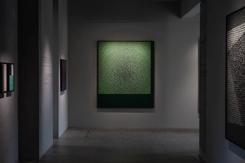 權純益以每日臨帖修行般的「加法」,流露光點在行進間的流動之氣,經由層疊筆觸與物質質地,凝聚時間的能量《The Bards of Time and Space 吟遊時空──霍剛 Ho Kan、權純益 Kwon Soonik》 © 金馬賓館當代美術館 ALIEN Art Centre 權純益以每日臨帖修行般的「加法」,流露光點在行進間的流動之氣,經由層疊筆觸與物質質地,凝聚時間的能量《The Bards of Time and Space 吟遊時空──霍剛 Ho Kan、權純益 Kwon Soonik》 © 金馬賓館當代美術館 ALIEN Art Centre