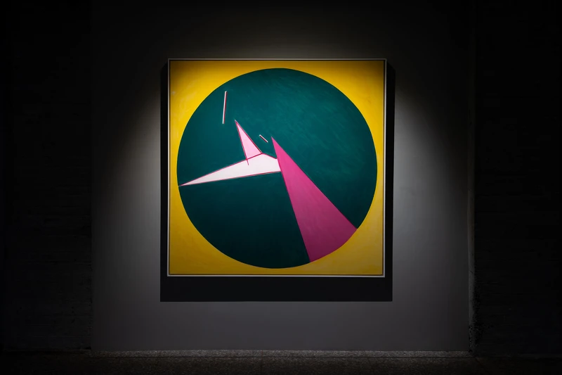 霍剛以深綠圓形映襯亮黃色畫面,搭配粉紅幾何形體,營造兼具張力與靜謐的幾何抽象畫面。《The Bards of Time and Space 吟遊時空──霍剛 Ho Kan、權純益 Kwon Soonik》 © 金馬賓館當代美術館 ALIEN Art Centre 霍剛以深綠圓形映襯亮黃色畫面,搭配粉紅幾何形體,營造兼具張力與靜謐的幾何抽象畫面。《The Bards of Time and Space 吟遊時空──霍剛 Ho Kan、權純益 Kwon Soonik》 © 金馬賓館當代美術館 ALIEN Art Centre