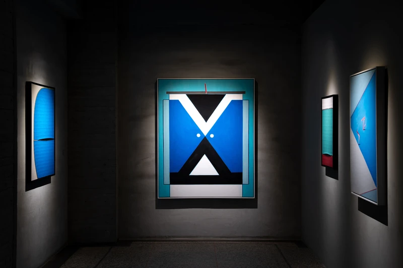 權純益的畫面似吸鐵般引人進入,霍剛的畫面則如外太空般令人漂浮其中,觀者將在「引力」、「漂浮」間的張力與平衡中「行走」,感受天、地、人與多重空間的關係。《The Bards of Time and Space 吟遊時空──霍剛 Ho Kan、權純益 Kwon Soonik》 © 金馬賓館當代美術館 ALIEN Art Centre 權純益的畫面似吸鐵般引人進入,霍剛的畫面則如外太空般令人漂浮其中,觀者將在「引力」、「漂浮」間的張力與平衡中「行走」,感受天、地、人與多重空間的關係。《The Bards of Time and Space 吟遊時空──霍剛 Ho Kan、權純益 Kwon Soonik》 © 金馬賓館當代美術館 ALIEN Art Centre