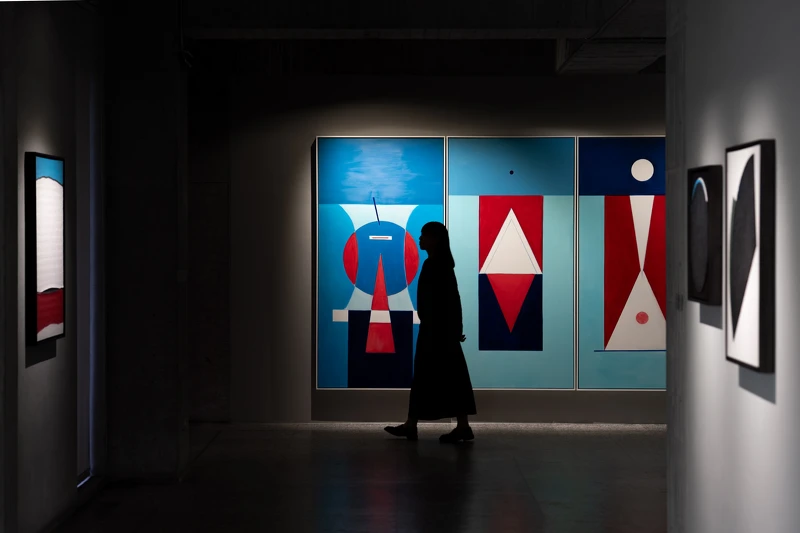 霍剛以圓、方、三角與短線為引,將陰陽調和及宇宙虛空融入神秘意象《The Bards of Time and Space 吟遊時空──霍剛 Ho Kan、權純益 Kwon Soonik》 © 金馬賓館當代美術館 ALIEN Art Centre 霍剛以圓、方、三角與短線為引,將陰陽調和及宇宙虛空融入神秘意象《The Bards of Time and Space 吟遊時空──霍剛 Ho Kan、權純益 Kwon Soonik》 © 金馬賓館當代美術館 ALIEN Art Centre