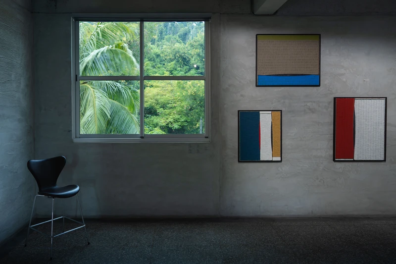 作品在四面展牆相互輝映,通過彼此的框景來借景,並與窗外館舍的獨有山景,共譜詩情畫意《The Bards of Time and Space 吟遊時空──霍剛 Ho Kan、權純益 Kwon Soonik》 © 金馬賓館當代美術館 ALIEN Art Centre 作品在四面展牆相互輝映,通過彼此的框景來借景,並與窗外館舍的獨有山景,共譜詩情畫意《The Bards of Time and Space 吟遊時空──霍剛 Ho Kan、權純益 Kwon Soonik》 © 金馬賓館當代美術館 ALIEN Art Centre