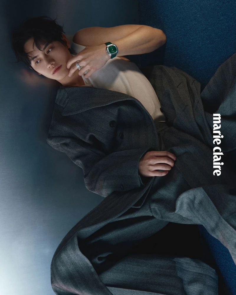 Andy Warhol系列孔雀石面盤自動上鍊腕錶、Possession系列18K白金鑽石戒指，both by Piaget；灰色西裝大衣、灰色西裝外套，both by Ferragamo；白色背心，Sandro。