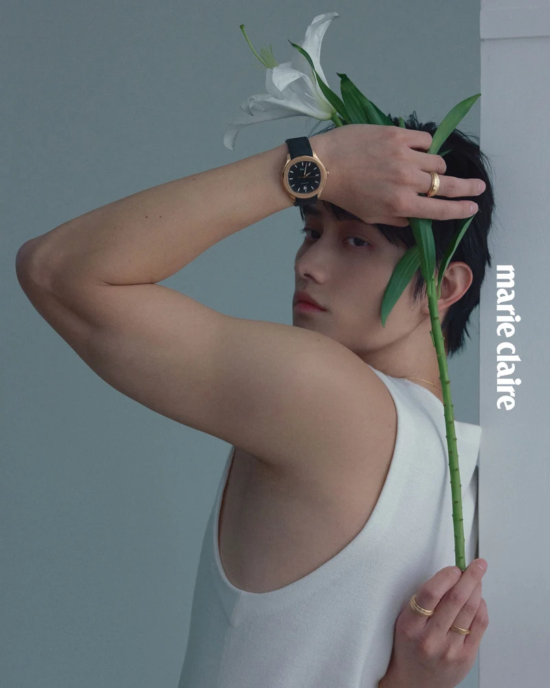 PIAGET Polo系列玫瑰金自動上鍊腕錶、Possession系列宮廷式雕刻飾紋手鐲與戒指，all by Piaget；白色背心，Sandro。