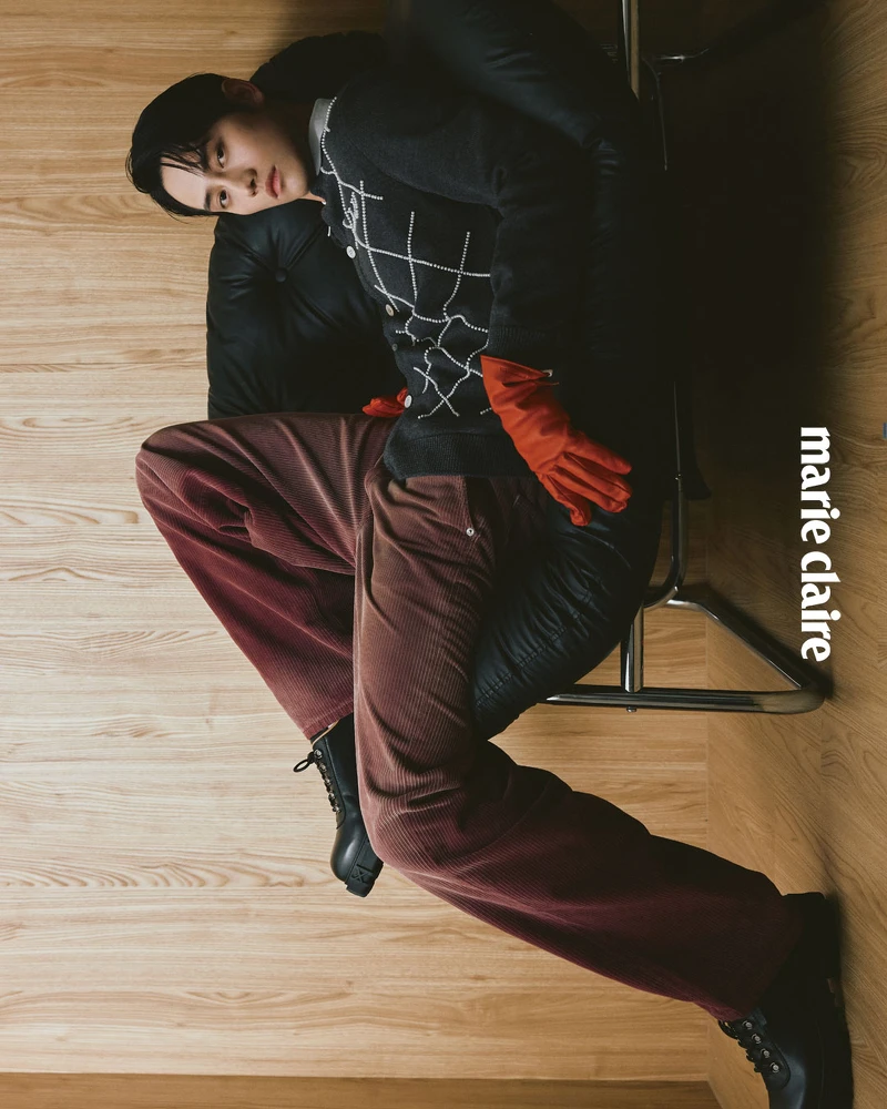 珍珠刺繡開襟衫、白襯衫，both by Louis Vuitton；酒紅色燈芯絨長褲、黑色厚底皮鞋，both by Dior；紅色皮手套，Ferragamo。