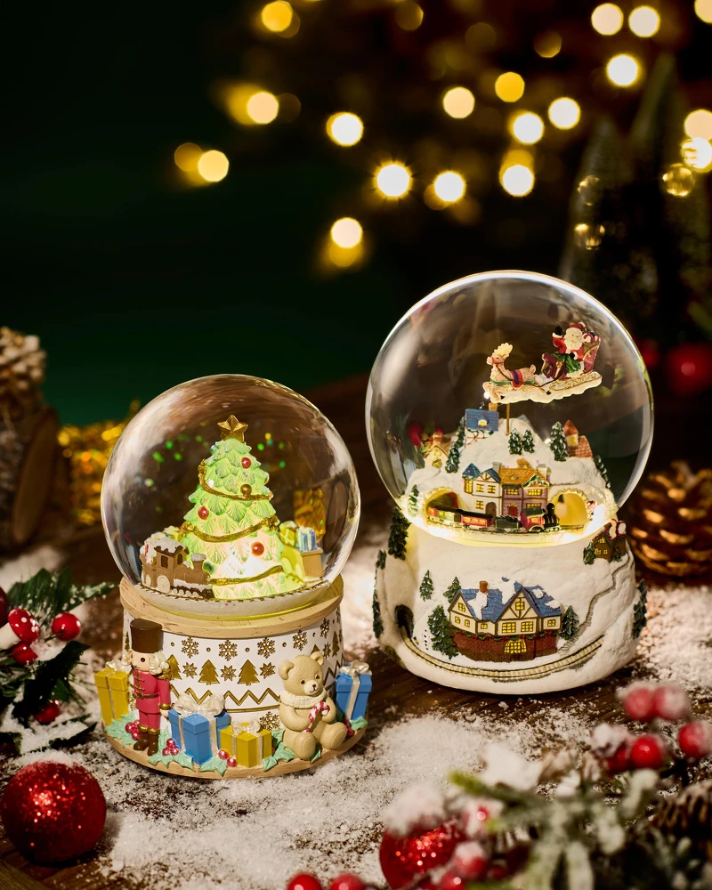左至右:圣诞童话夜水晶球音乐盒、幸福的雪白圣诞。 左至右:圣诞童话夜水晶球音乐盒、幸福的雪白圣诞。