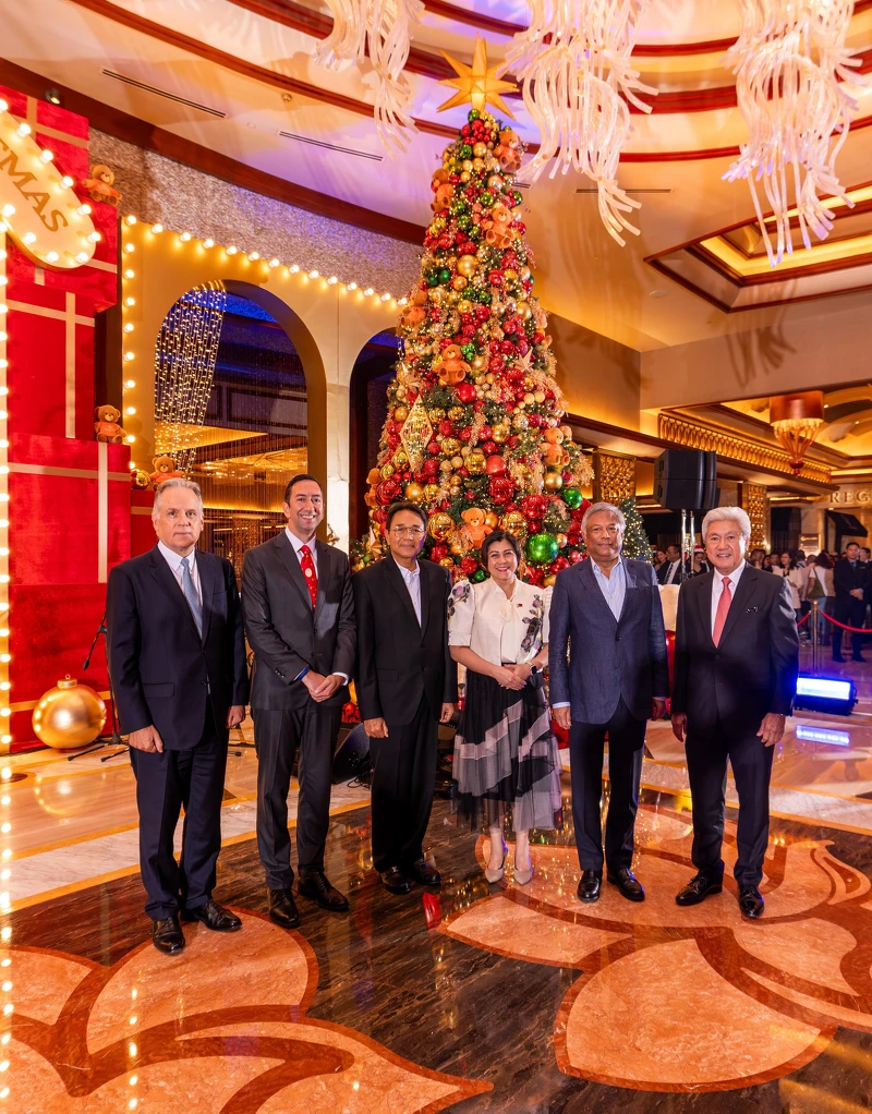(左起)Solaire Resort 營運資深副總裁 David Batchelor;博奕營運執行副總裁 Cyrus Sherafat;帕拉納克市市長 Edwin Olivarez;菲律賓觀光部助理部長 Sharlene Batin;PAGCOR 主席暨執行長 Alejandro Tengco;Bloomberry Resorts Corporation 副董事長 Donato Almeda。 (左起)Solaire Resort 營運資深副總裁 David Batchelor;博奕營運執行副總裁 Cyrus Sherafat;帕拉納克市市長 Edwin Olivarez;菲律賓觀光部助理部長 Sharlene Batin;PAGCOR 主席暨執行長 Alejandro Tengco;Bloomberry Resorts Corporation 副董事長 Donato Almeda。