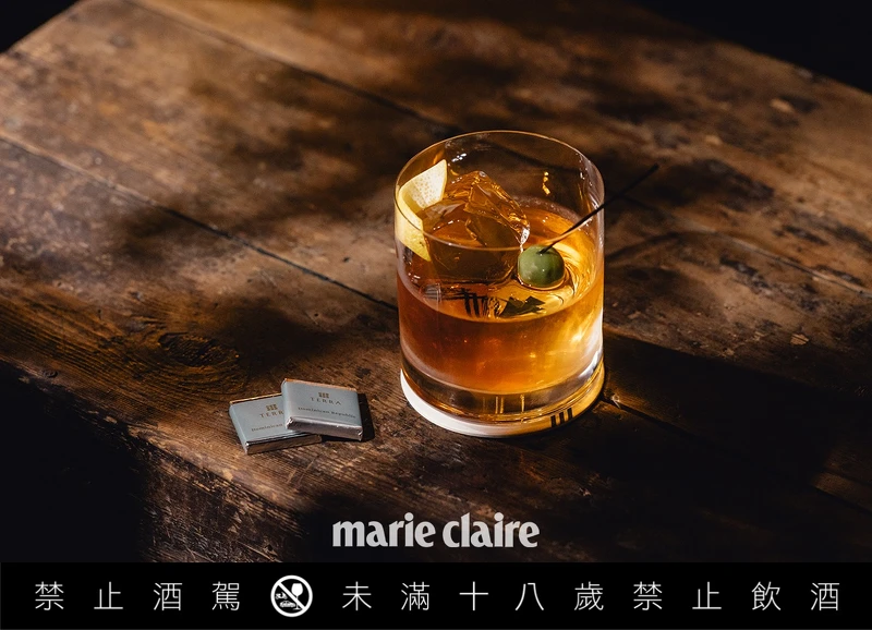 經典調酒「Old Fashioned」，搭配黑巧克力，更能與威士忌的木質風味完美搭配。