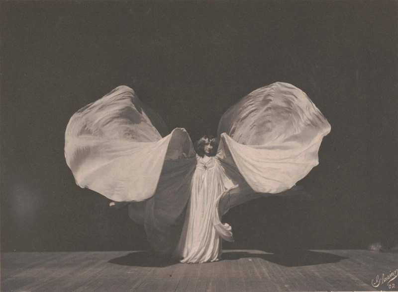 Portrait of Fuller by Frederick Glasier, 1902｜via wiki: Loie_Fuller