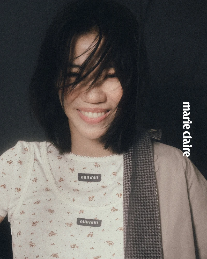 棉質撞色外套、花卉印花上衣，both by Miu Miu。