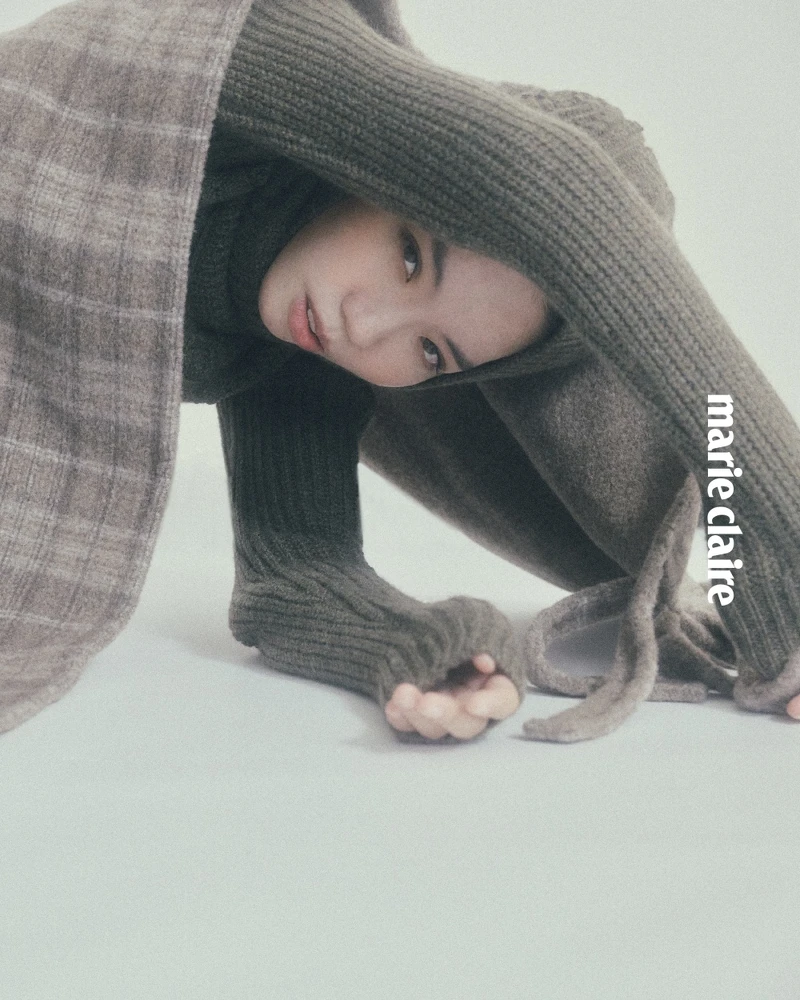 綠色混色羊絨連身裙、綠色混色羊絨套頭冷帽，Both by Loro Piana；Burberry圍巾。