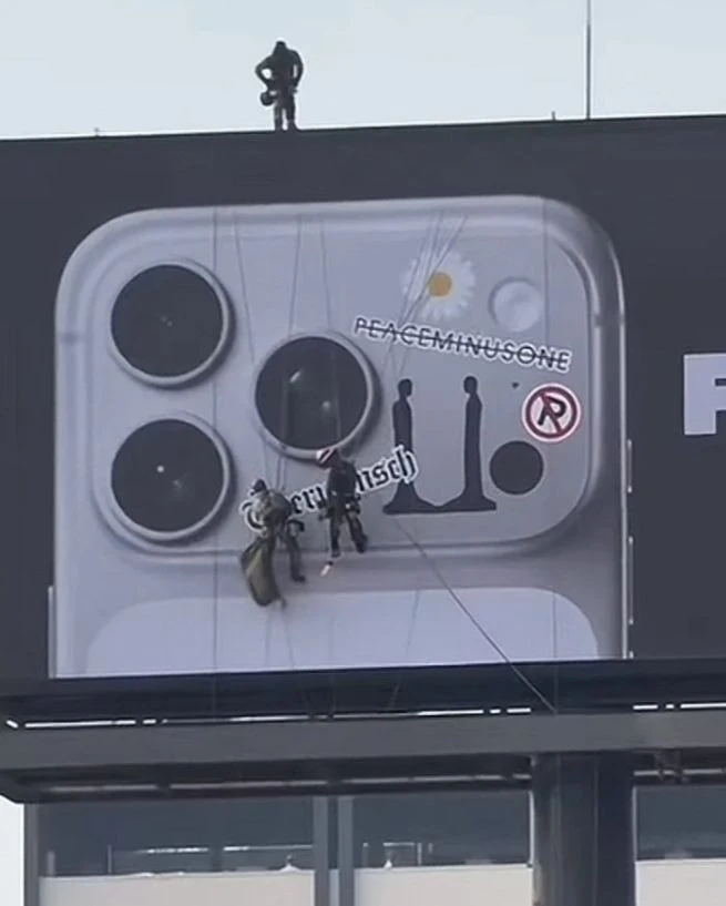 iPhone 17 Pro鏡頭背蓋搭配上Übermensch巡演周邊貼紙