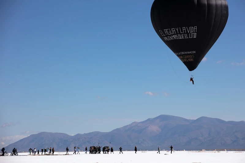 〈與空氣時代帕查一同飛行〉，2020年。作品由Aerocene基金會、薩利納斯格蘭德斯與瓜亞塔約克湖原住民社群，以及紐格赫姆施耐德畫廊（柏林）提供。圖片由Aerocene基金會以 CC BY-SA 4.0 授權提供。