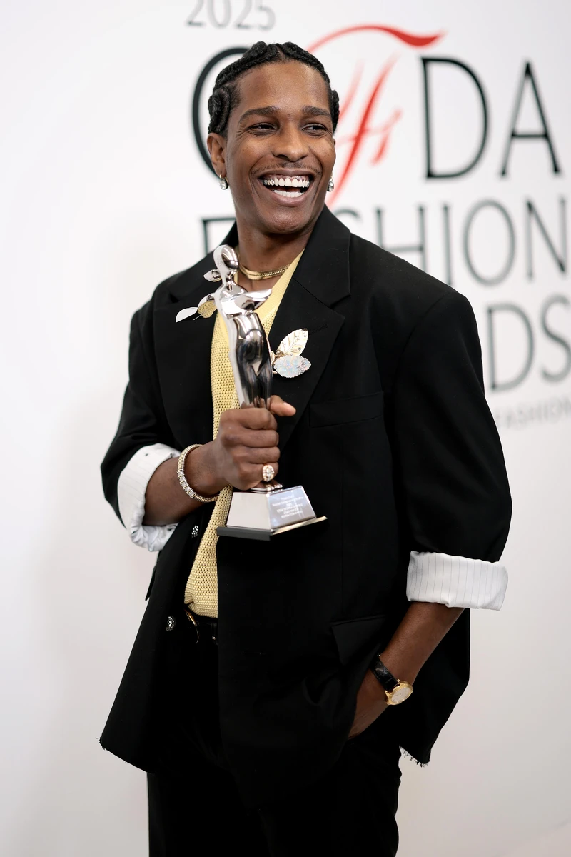 A$AP Rocky在十月被美國時裝設計師協會（CFDA）評為2025年度時尚偶像，當時他就已換上Chane作為出席的造型。