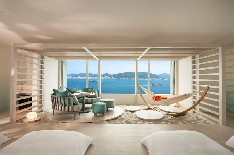 空間使用清爽俐落的線條搭配柔和的大地色調。