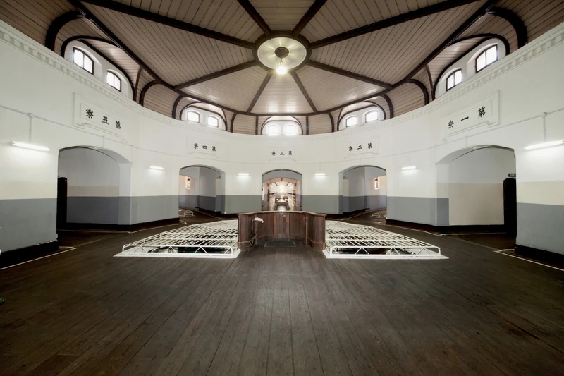 建築由平面放射式布局構成。