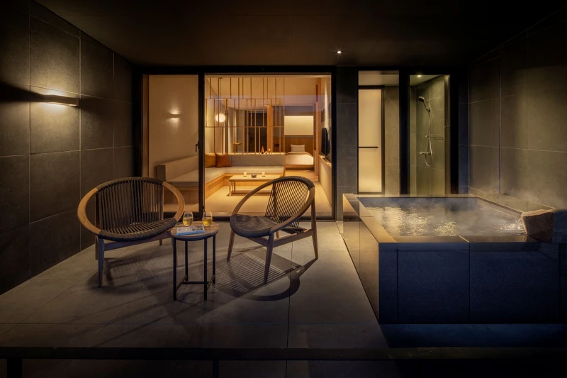 「界 草津」將「溫泉街的熱鬧」與「旅館的安靜」完美串連。