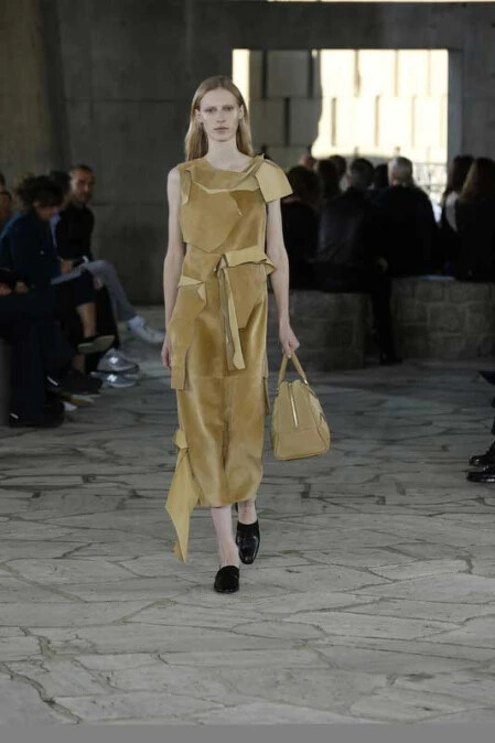 Oro麂皮洋裝 (Oro Suede Dress):這是 LOEWE 最標誌性的顏色。