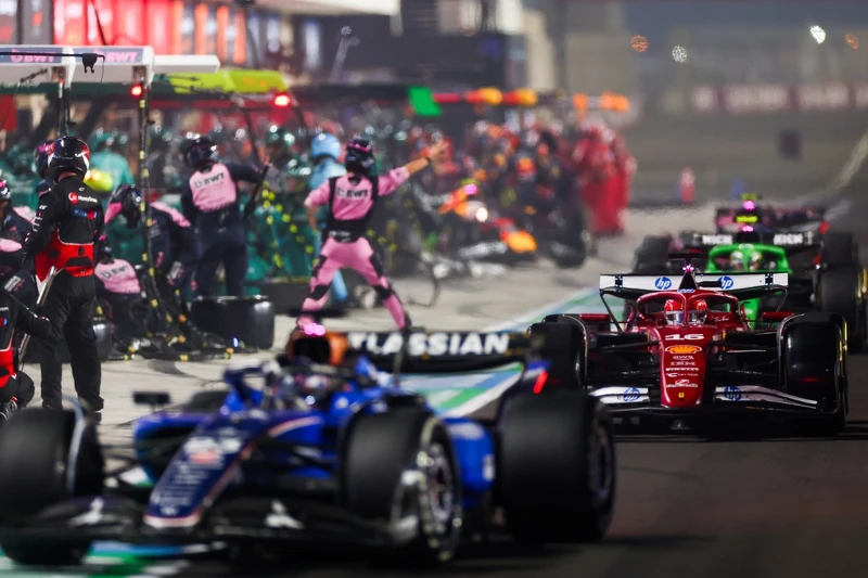 主看台可以看到維修站各式細節。