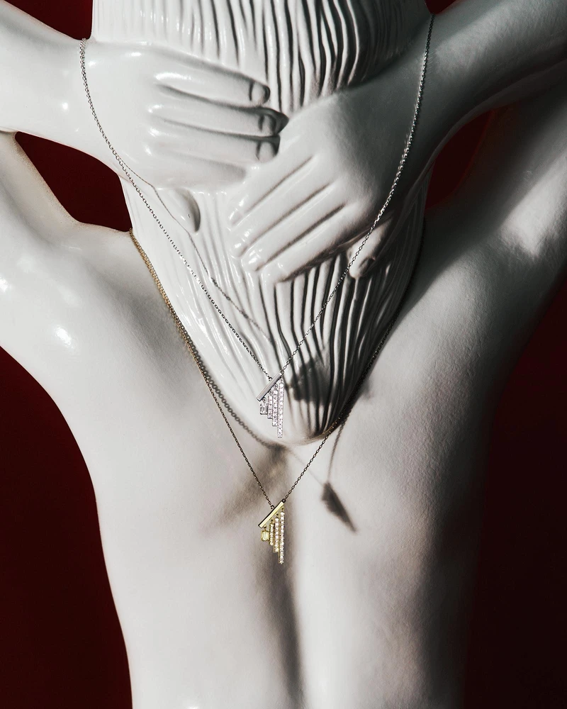 (上)Chandelier Baguette系列鉑金鑲鑽項鍊，(下)Chandelier Baguette 系列18K 黃金鑲鑽項鍊。