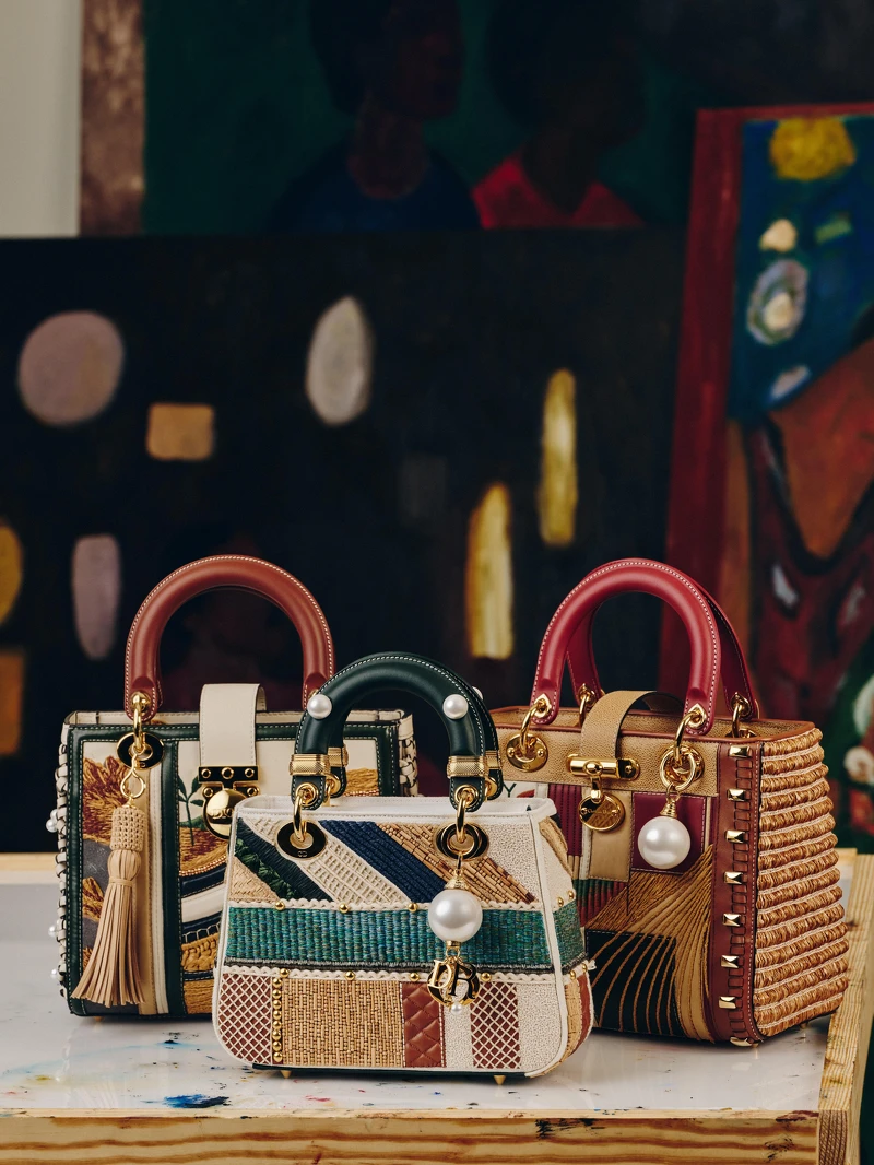 美國藝術家Patrick Eugène以小羊皮製成，包身以絲線、拉菲草與編織小牛皮精緻刺繡，搭配金色金屬飾件。© Heather Sten。