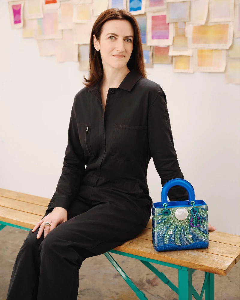 美國藝術家 Jessica Cannon所設計的Dior Lady Art Jessica Cannon 小型提包，以藍色印花緞面打造，包身綴以亮片、水晶與施華洛世奇水鑽精緻刺繡。搭配藍色虹彩金屬飾件。© Joe Perri。