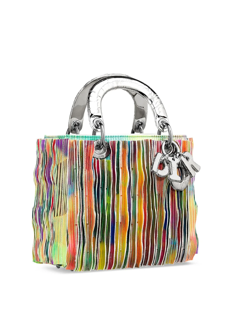 Dior Lady Art Ju Ting 中型提包，以印花小牛皮製成，飾有皮革褶飾。手把與金屬飾件採用氣球效果的銀色金屬打造。© Lei Wengqingao。