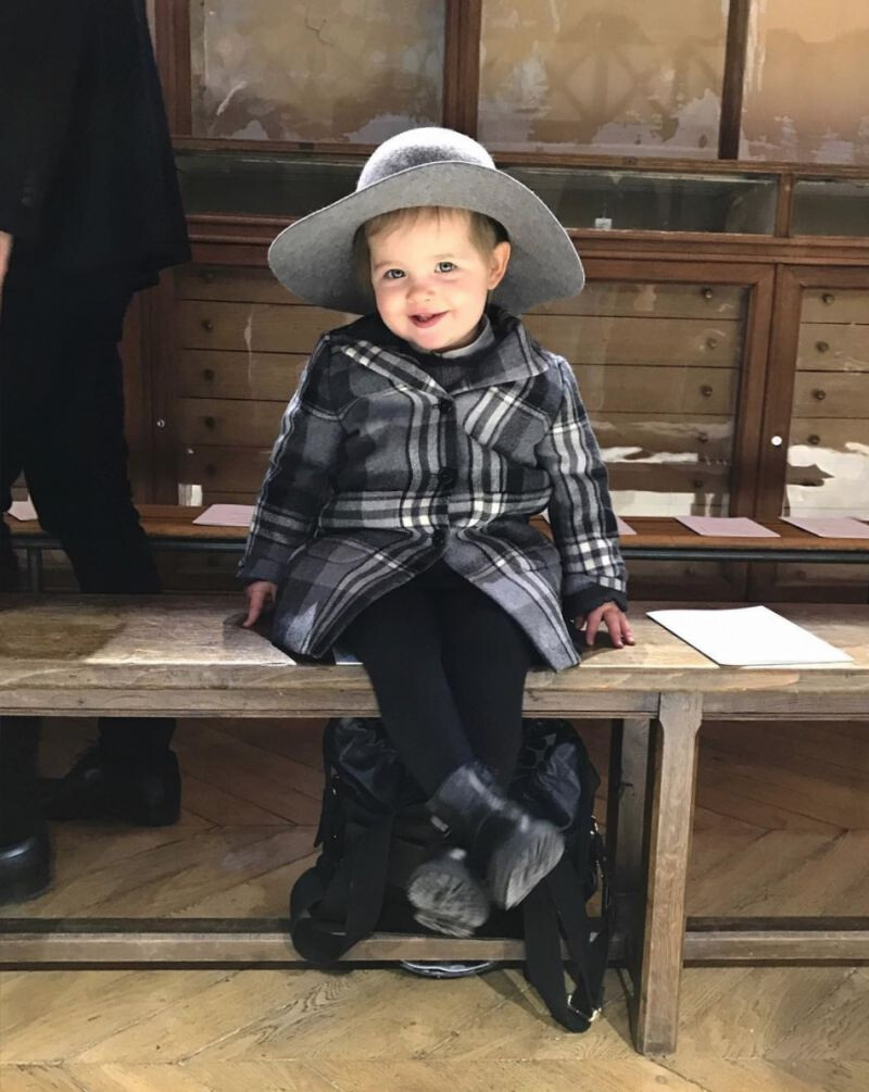 經典的格紋大衣,「圓沿帽」等頭飾配件