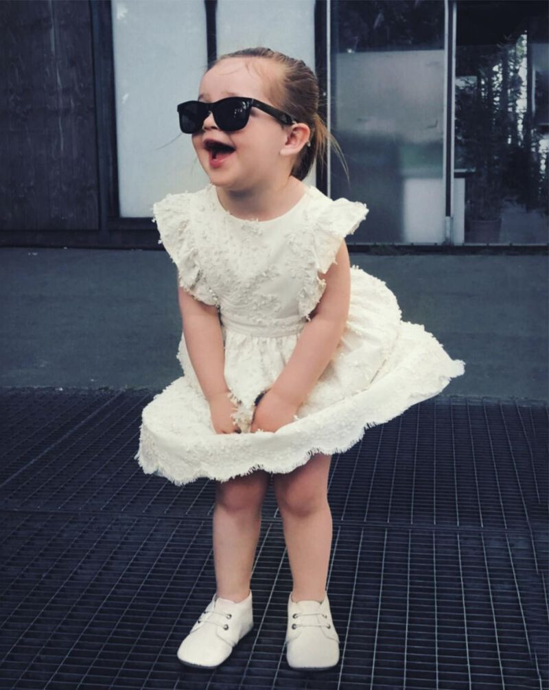 公主風洋裝時,戴上一副墨鏡