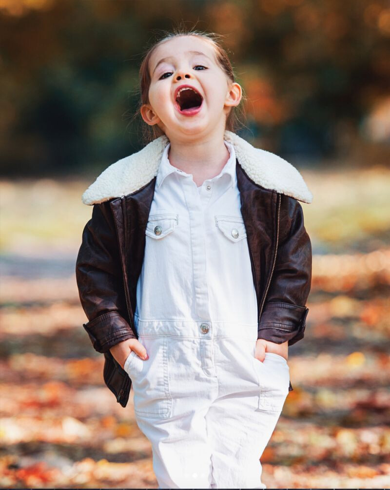 中性的皮衣夾克,配上簡約服飾