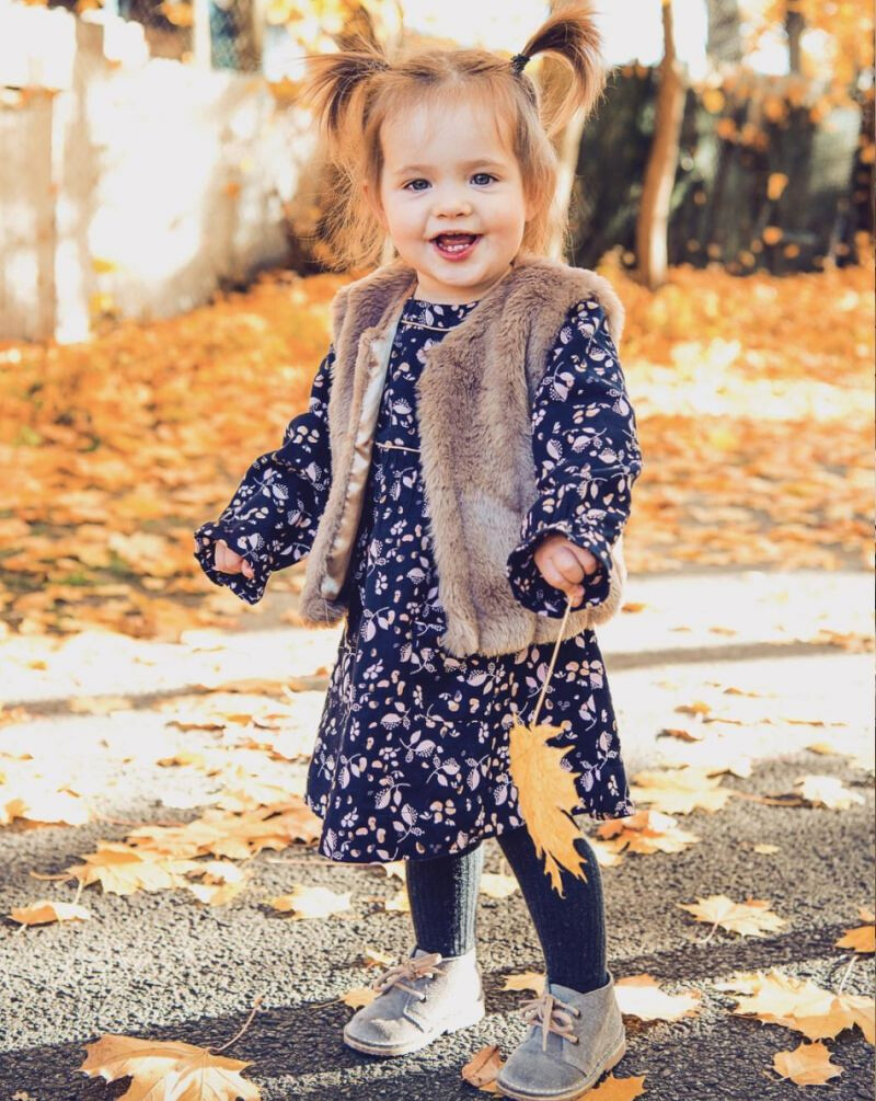 葉子圖案的洋裝罩上奢華感毛絨背心,綁個俏皮的沖天炮髮型