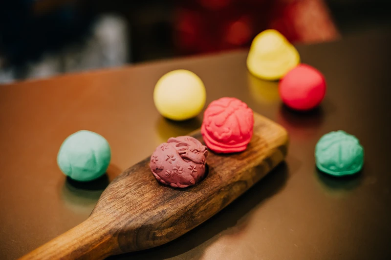 手敲象徵祝福的餅