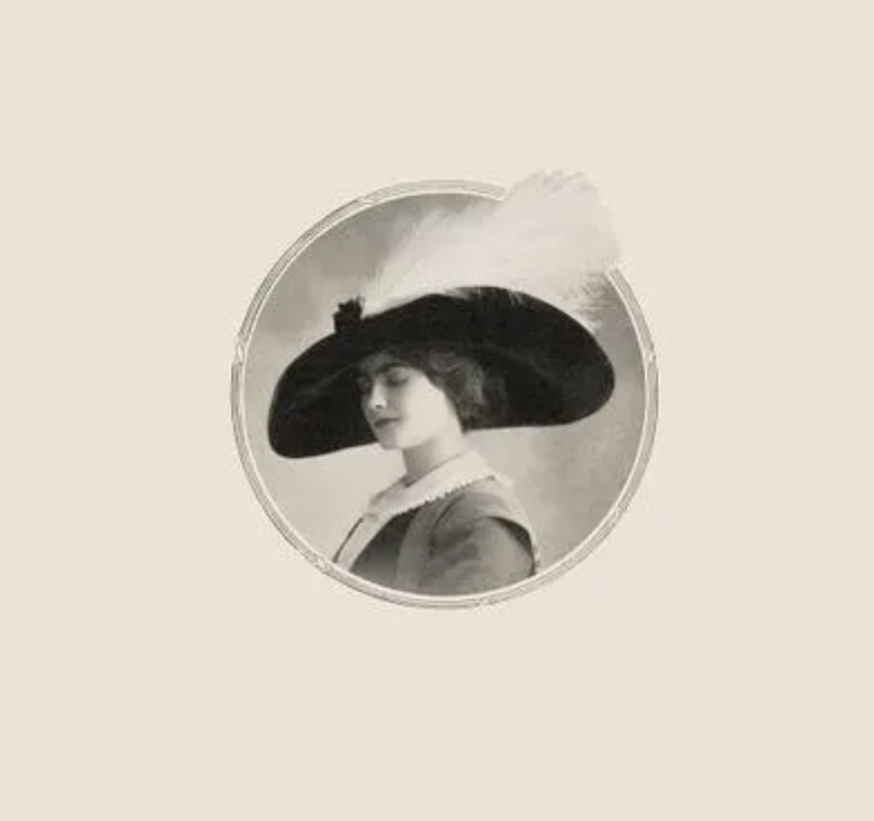 被稱為Coco的香奈兒女士在巴黎康朋街21號開設了名為「Chanel Modes」的帽子精品店，他所設計的帽子受到當時最著名的法國女演員青睞，也為他建立起知名度與聲譽。