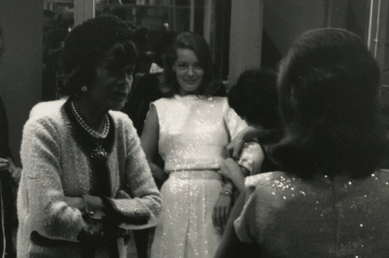 香奈兒女士曾經受邀前往好萊塢電影工業發展，因為當年美國製片人塞繆爾．戈德溫（Samuel Goldwyn）想藉由他的時尚地位為演員製作服裝，藉以吸引更多美國女性觀眾。