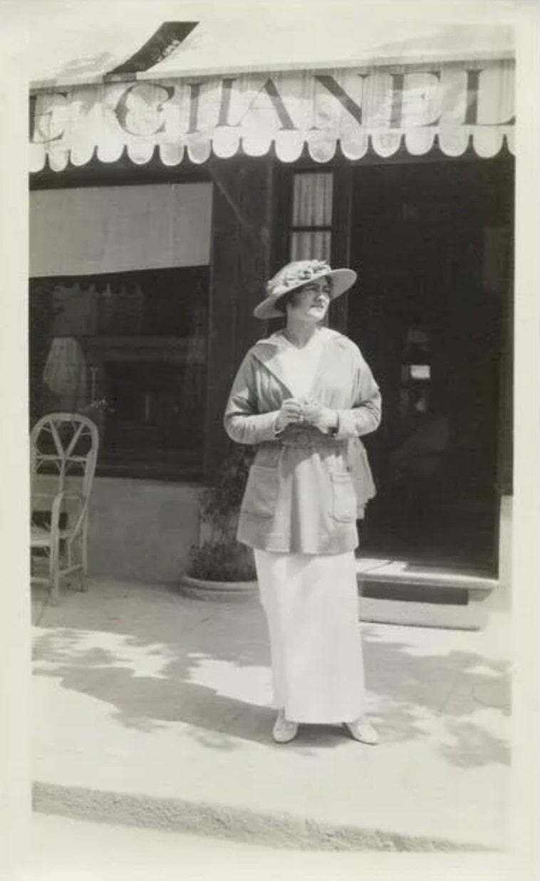 嘉柏麗‧香奈兒在他位於杜維埃的精品店前，攝於1913年。